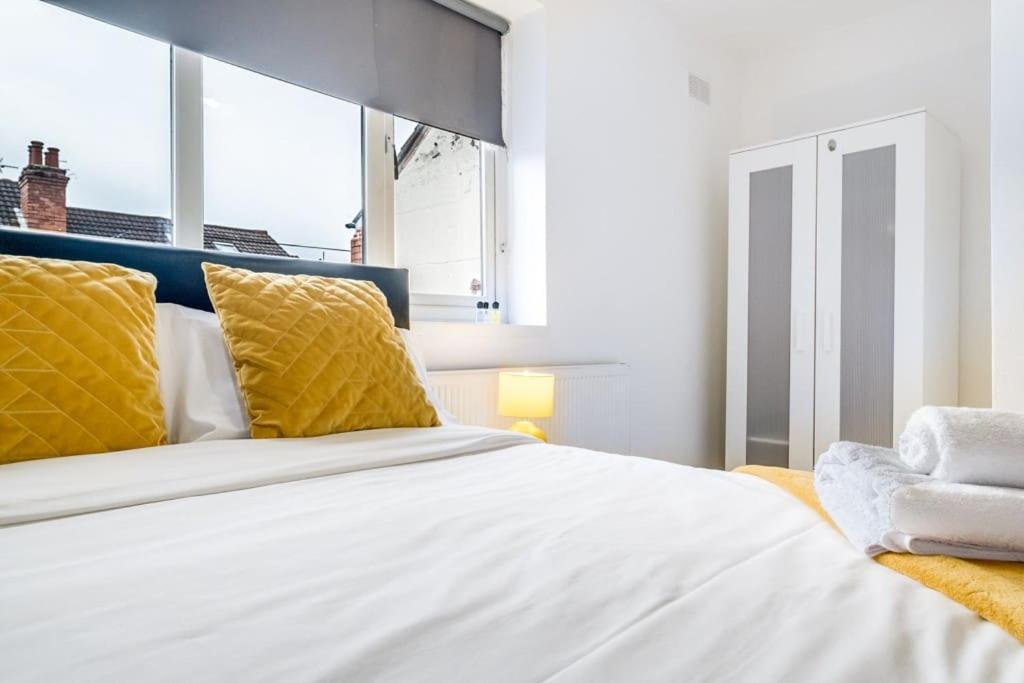 Cosy 3 Bedrooms House With A Driveway Close To Town Centre And University Holiday home *