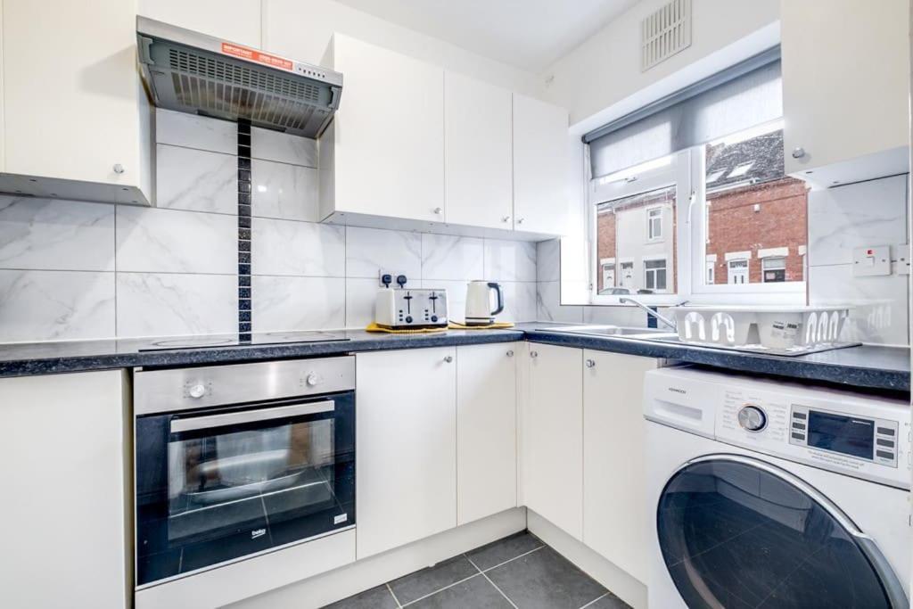 Cosy 3 Bedrooms House With A Driveway Close To Town Centre And University