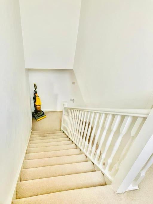 Holiday home 3 Bedroom Affordable Family Detached House - Business Contractors, Midlands Location - Private Garden,free Car Park,tv- Netflix And Free Wifi *