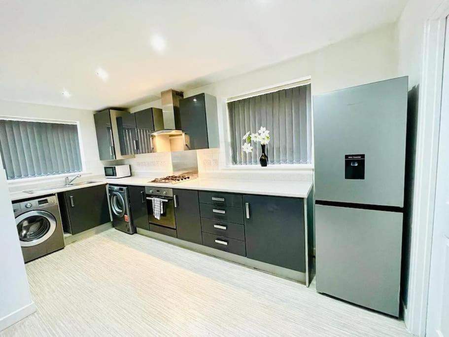3 Bedroom Affordable Family Detached House - Business Contractors, Midlands Location - Private Garden,free Car Park,tv- Netflix And Free Wifi Holiday home
