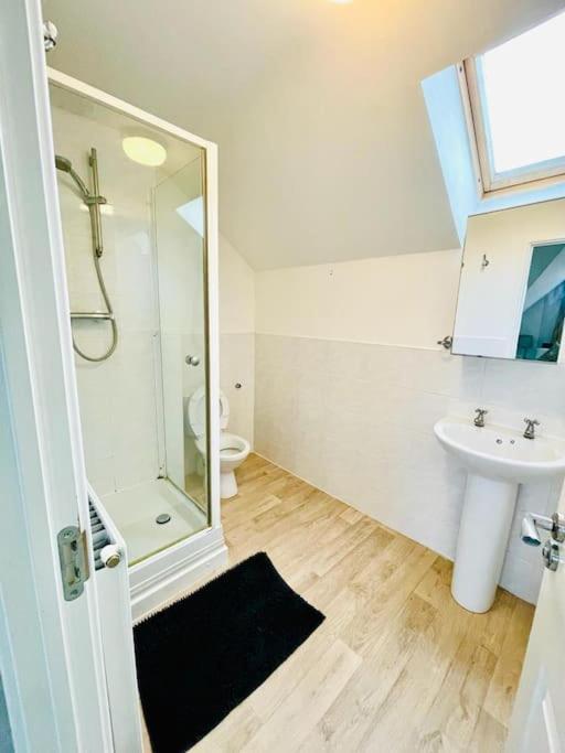 3 Bedroom Affordable Family Detached House - Business Contractors, Midlands Location - Private Garden,free Car Park,tv- Netflix And Free Wifi Holiday home Coventry