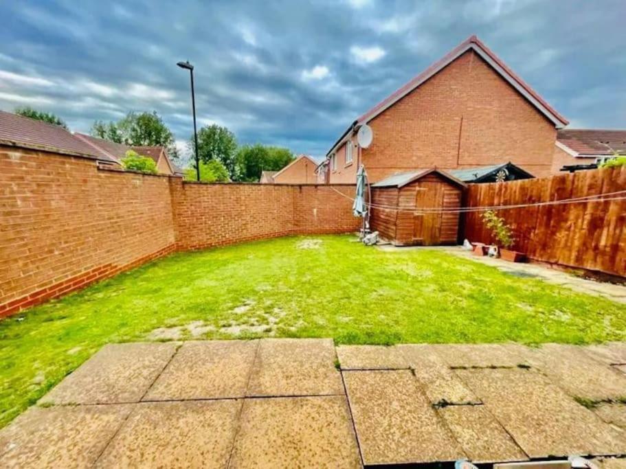 3 Bedroom Affordable Family Detached House - Business Contractors, Midlands Location - Private Garden,free Car Park,tv- Netflix And Free Wifi *