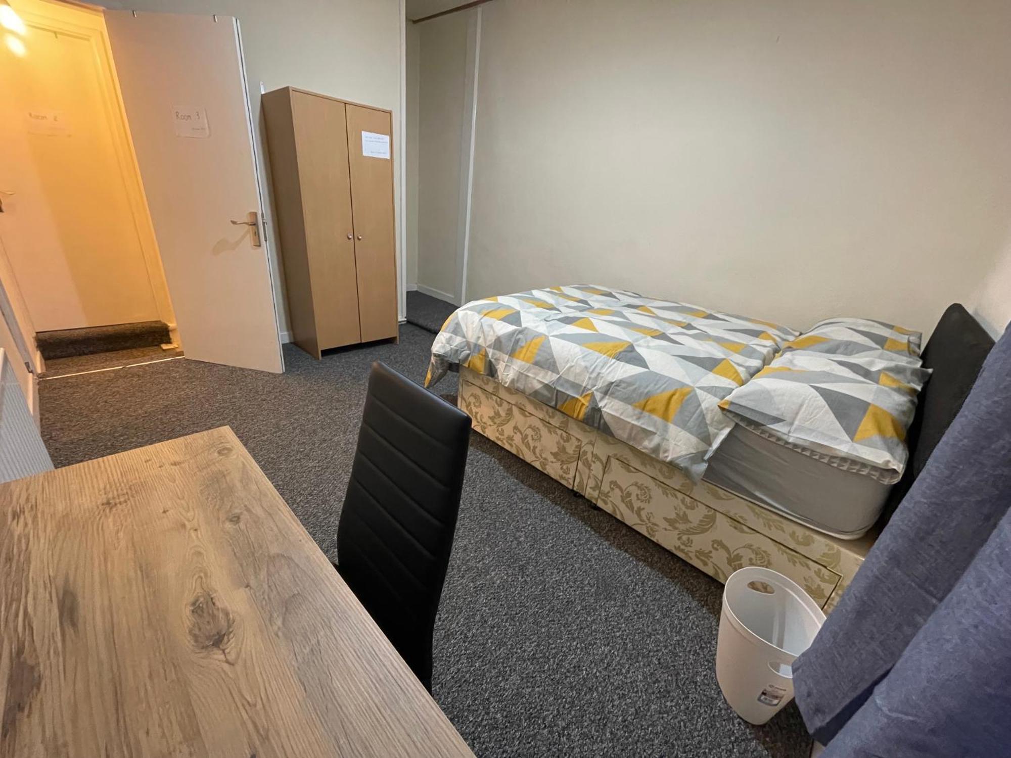 Private Double Near Centre, With Free Parking/wifi * Coventry