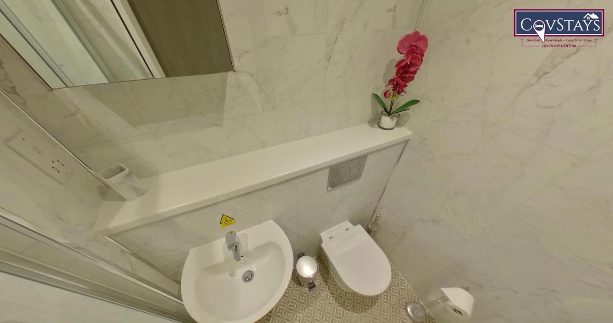 Signature House - Contemporary In Centre, Free Parking, By Covstays Apartment Coventry