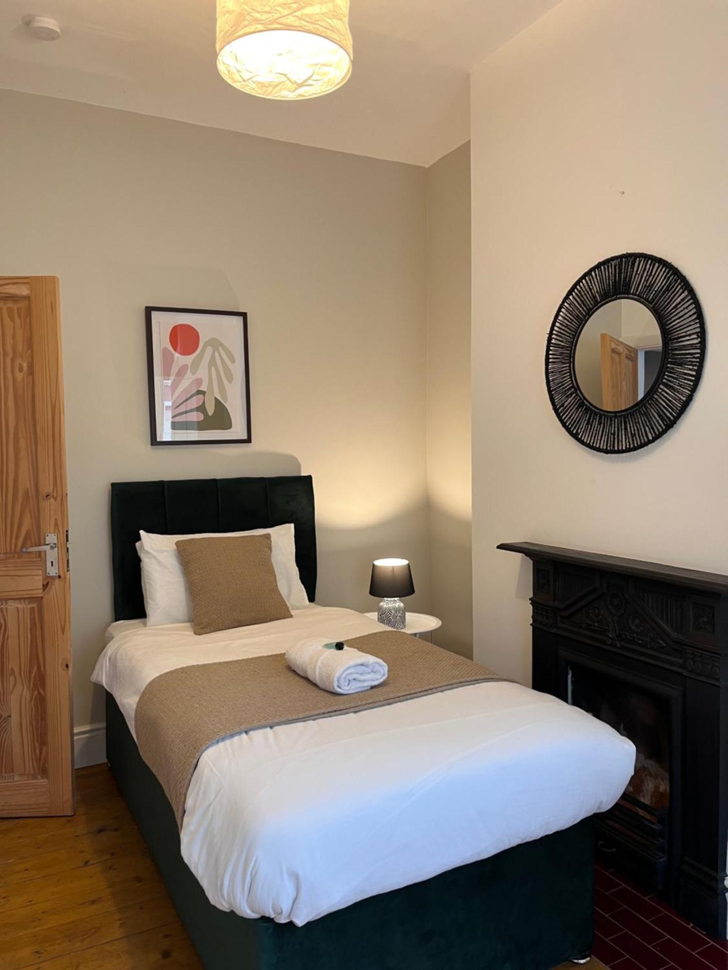 Cosy 5bed 2bath Well Equipped House In Near Amenties Makes Great Digs, Wi-fi, On Street Parking, Smart Tvs In Rooms, Coop Shop 2mins Walk Casa de férias *