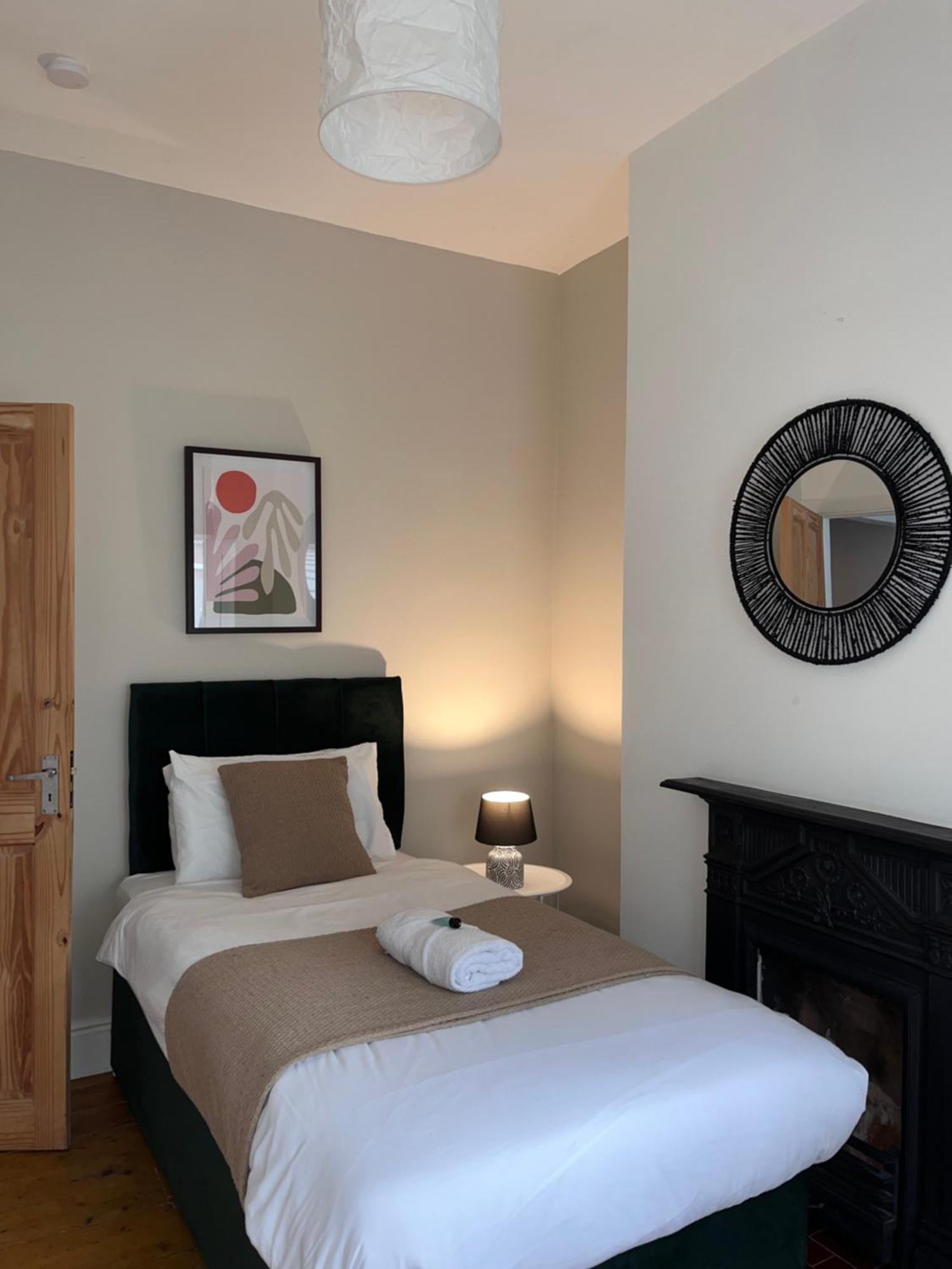 Casa de férias Cosy 5bed 2bath Well Equipped House In Near Amenties Makes Great Digs, Wi-fi, On Street Parking, Smart Tvs In Rooms, Coop Shop 2mins Walk *