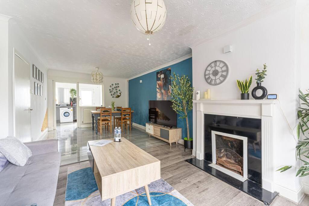 Detached House With Free Parking, Fast Wifi, Smart Tv And Garden By Yoko * Coventry