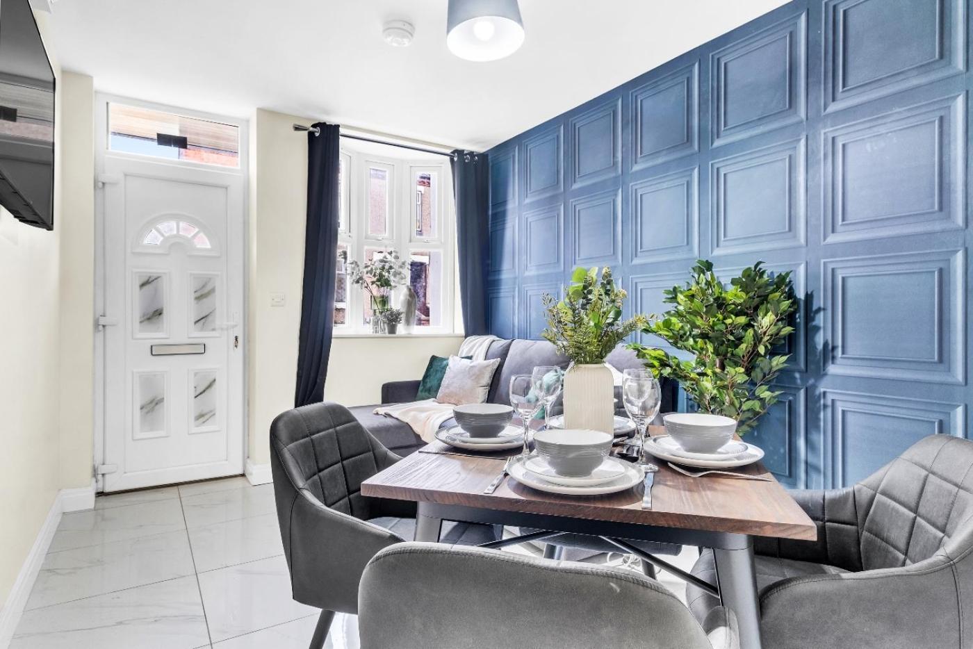 Holiday home Gem: Walk To Attractions Sleeps 9