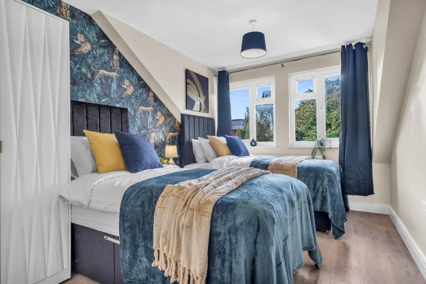 Holiday home Gem: Walk To Attractions Sleeps 9 *
