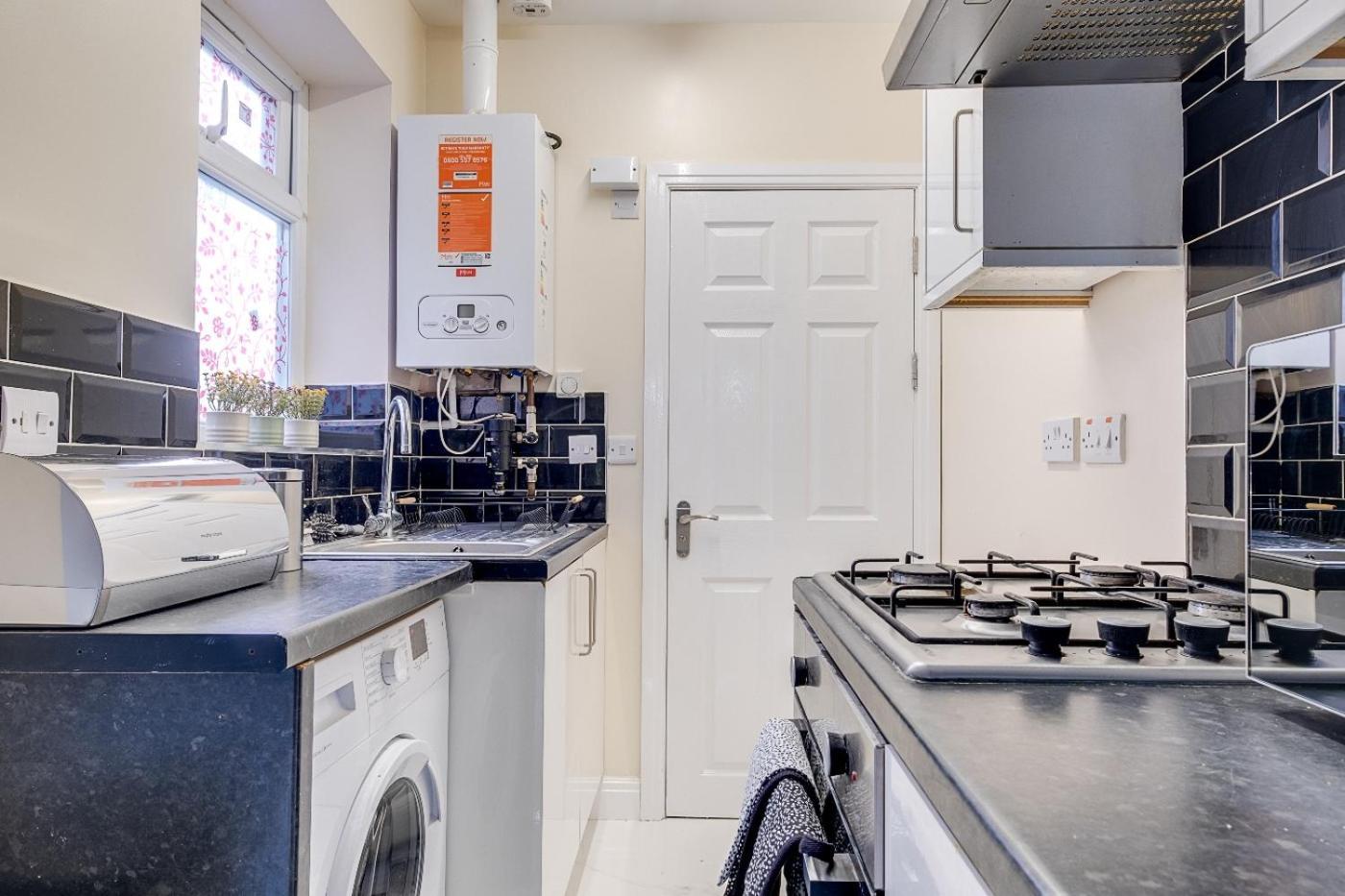 Holiday home Gem: Walk To Attractions Sleeps 9 *