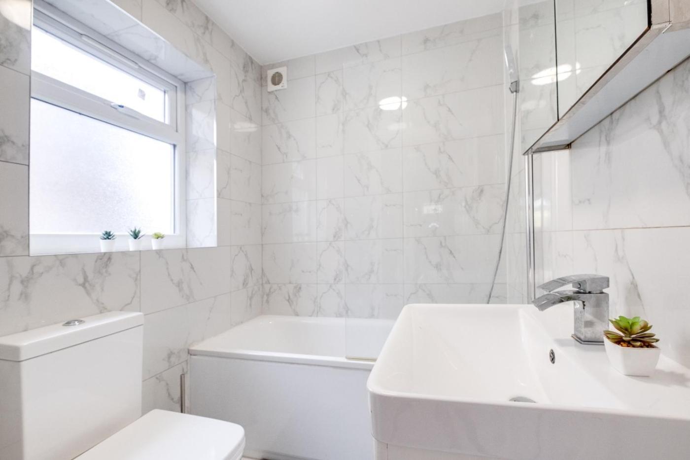 Gem: Walk To Attractions Sleeps 9 Holiday home Coventry