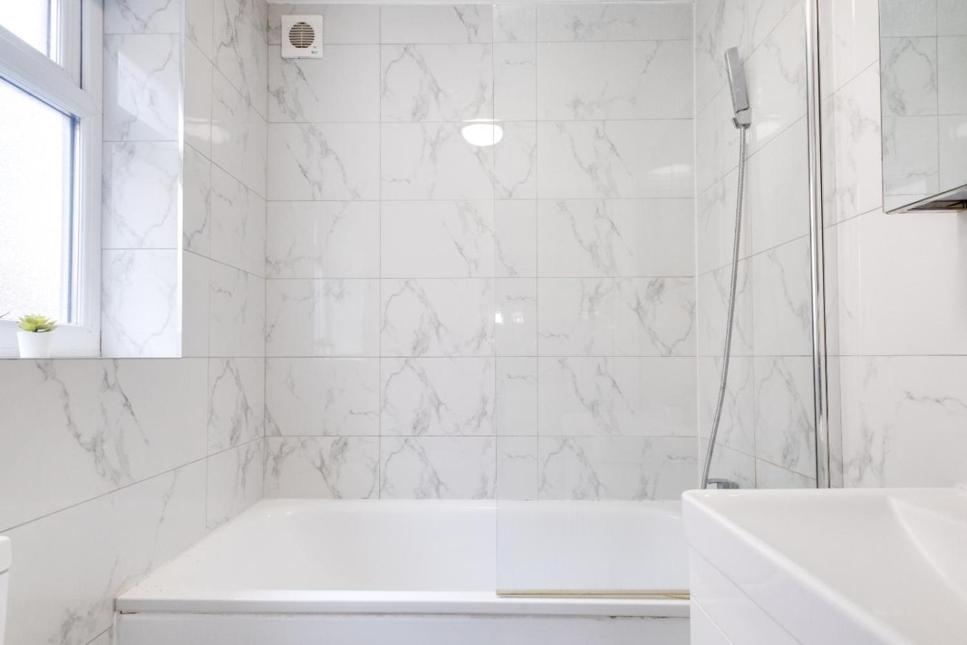 Gem: Walk To Attractions Sleeps 9 Coventry