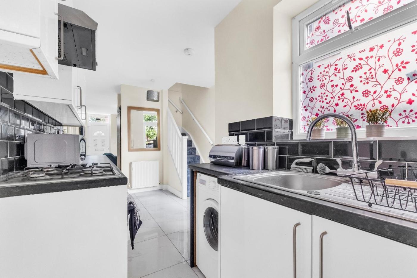 Holiday home Gem: Walk To Attractions Sleeps 9 *