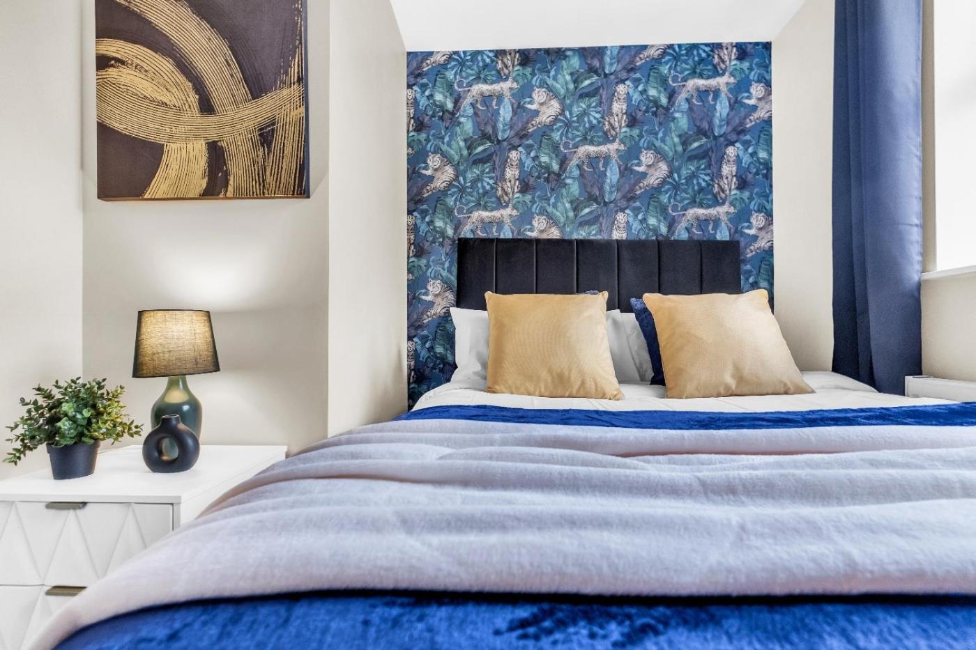 Gem: Walk To Attractions Sleeps 9 * Coventry