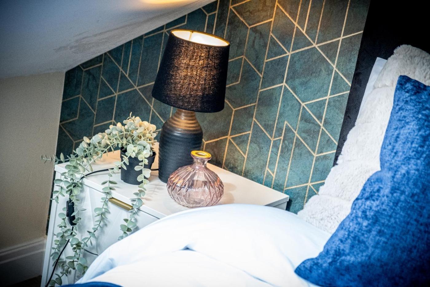 Gem: Walk To Attractions Sleeps 9 Coventry