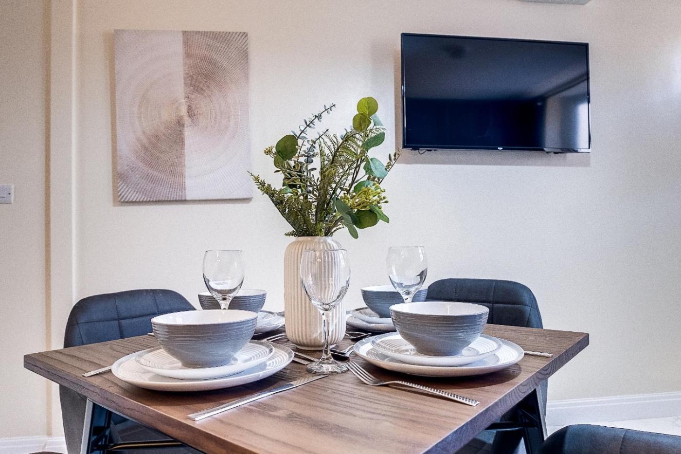 Gem: Walk To Attractions Sleeps 9 * Coventry