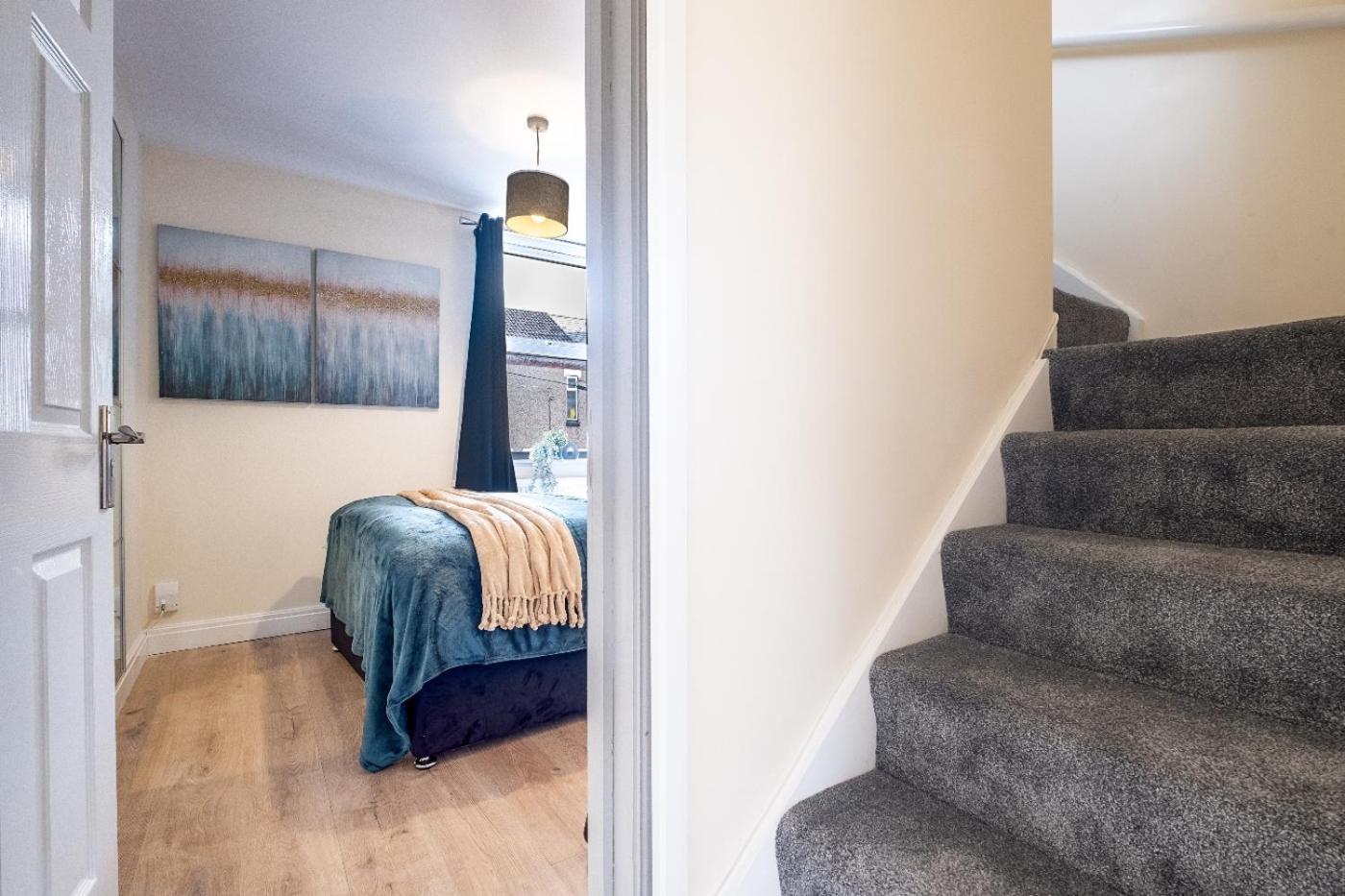 Gem: Walk To Attractions Sleeps 9 Holiday home *