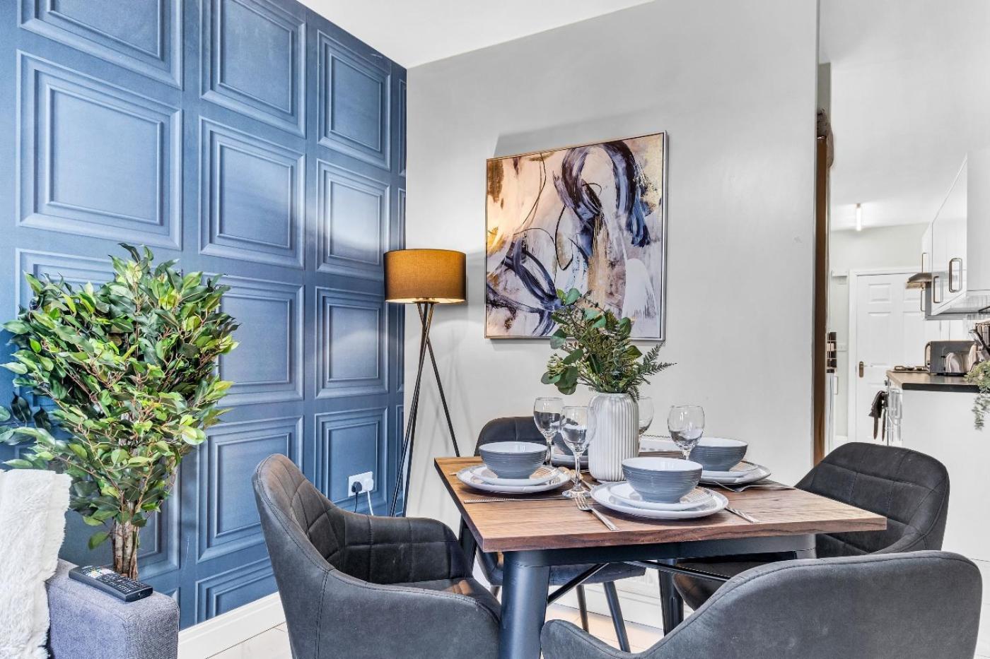 Gem: Walk To Attractions Sleeps 9 * Coventry