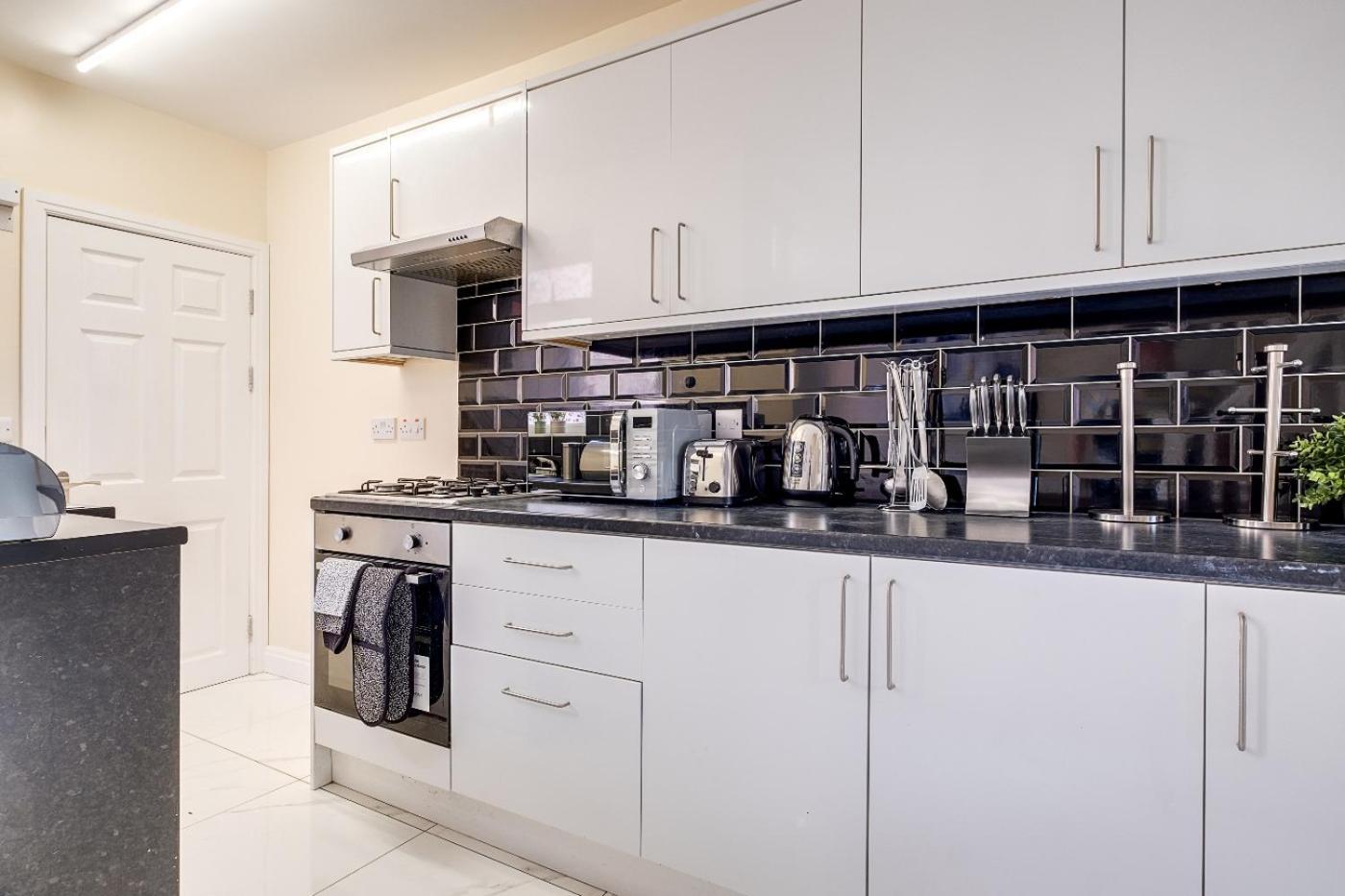 Gem: Walk To Attractions Sleeps 9 Holiday home Coventry