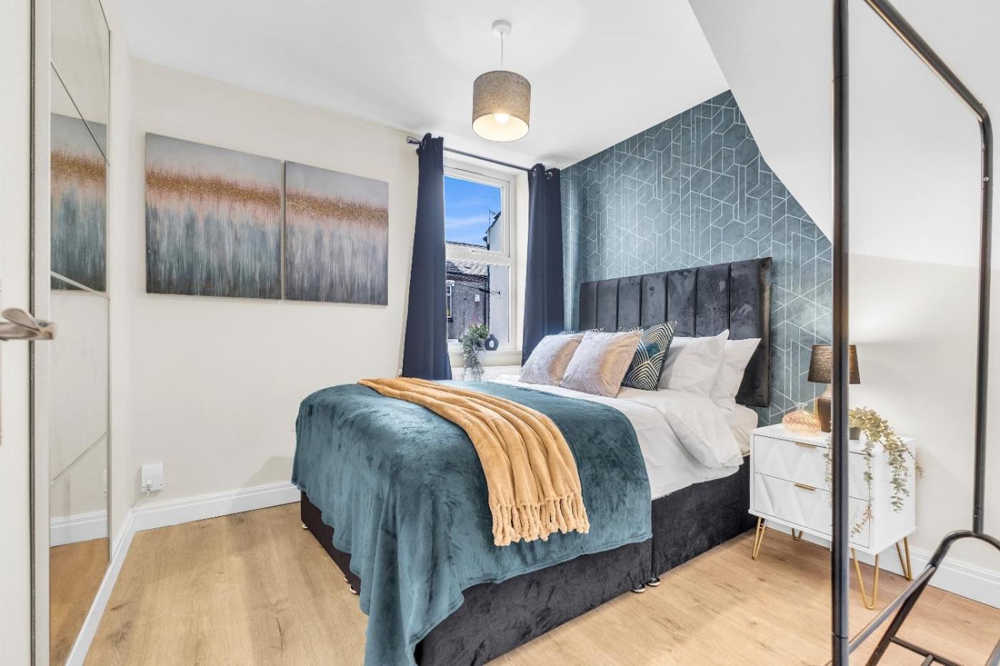 Holiday home Gem: Walk To Attractions Sleeps 9
