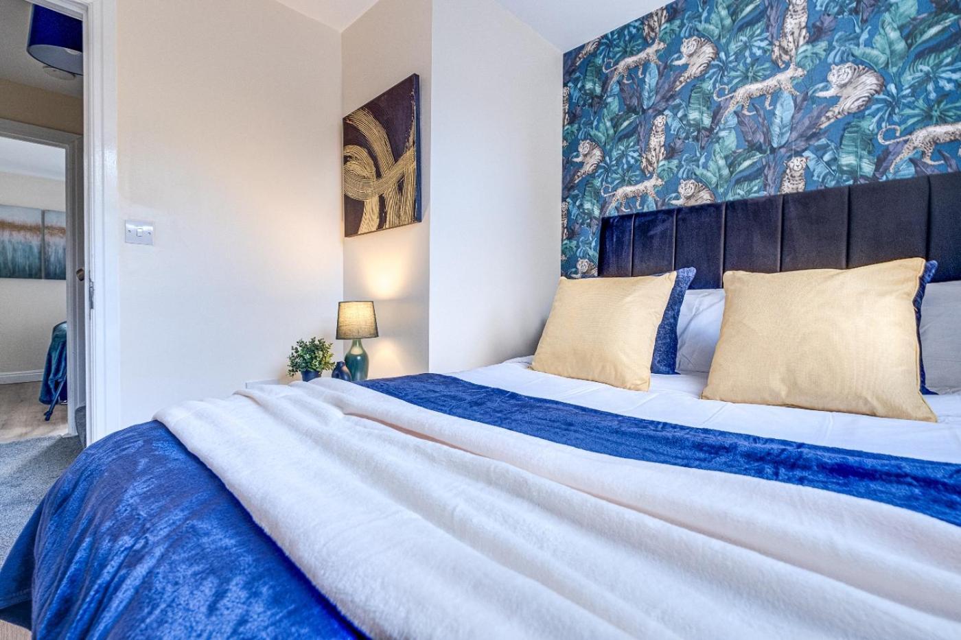 Gem: Walk To Attractions Sleeps 9 Holiday home Coventry