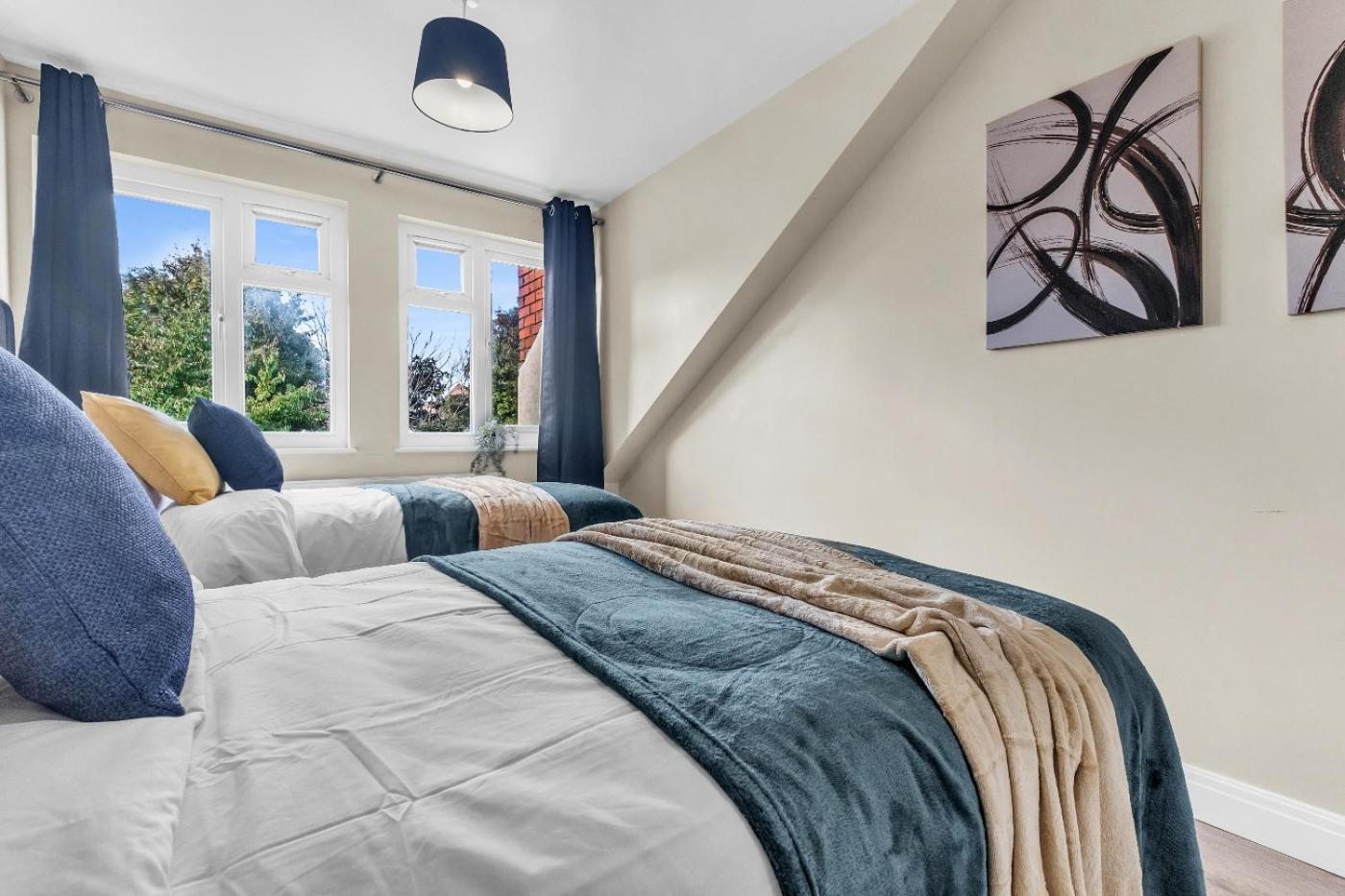 Gem: Walk To Attractions Sleeps 9 Holiday home Coventry