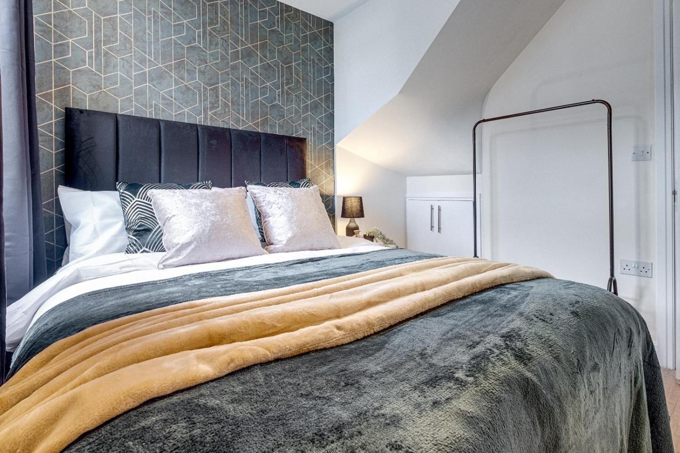 Gem: Walk To Attractions Sleeps 9 Holiday home