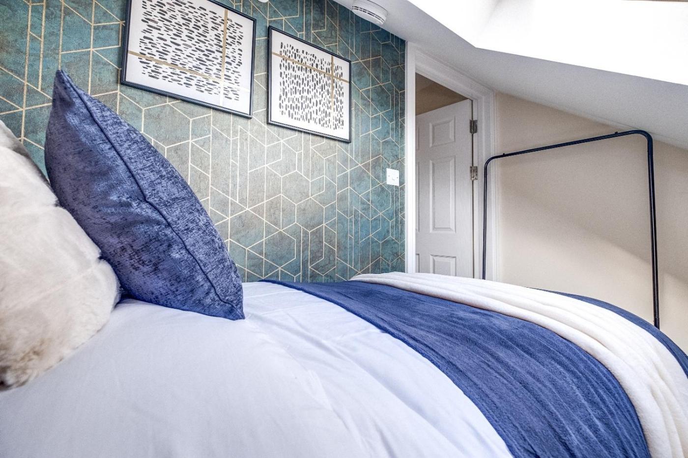Holiday home Gem: Walk To Attractions Sleeps 9