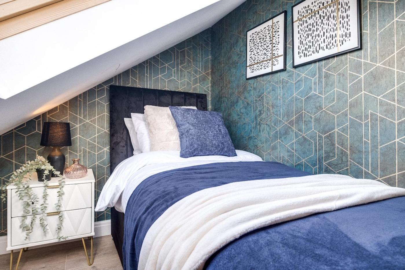Gem: Walk To Attractions Sleeps 9 Holiday home *