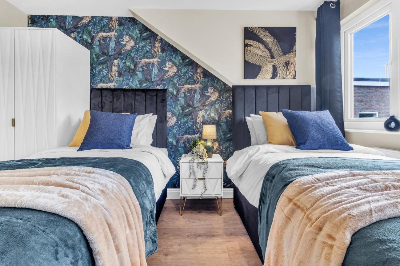 Holiday home Gem: Walk To Attractions Sleeps 9 *