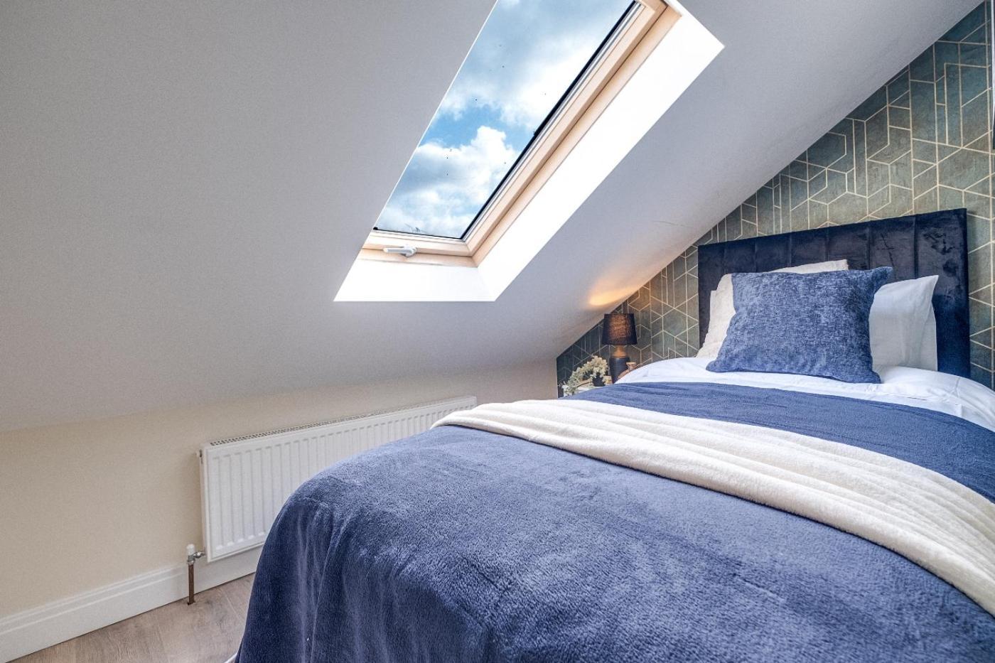 Gem: Walk To Attractions Sleeps 9 Coventry