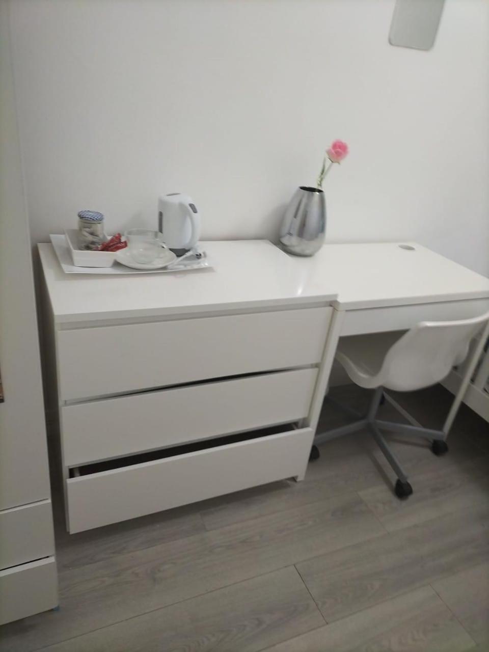 Comfortable Double Bed Located Near Centre, Suitable For Contractors Health Care Professionals Or Long Business In Or Delightful Holidays In Or Within The West Midlands Area Free Wifi Tea And Coffee Provided Homestay Coventry