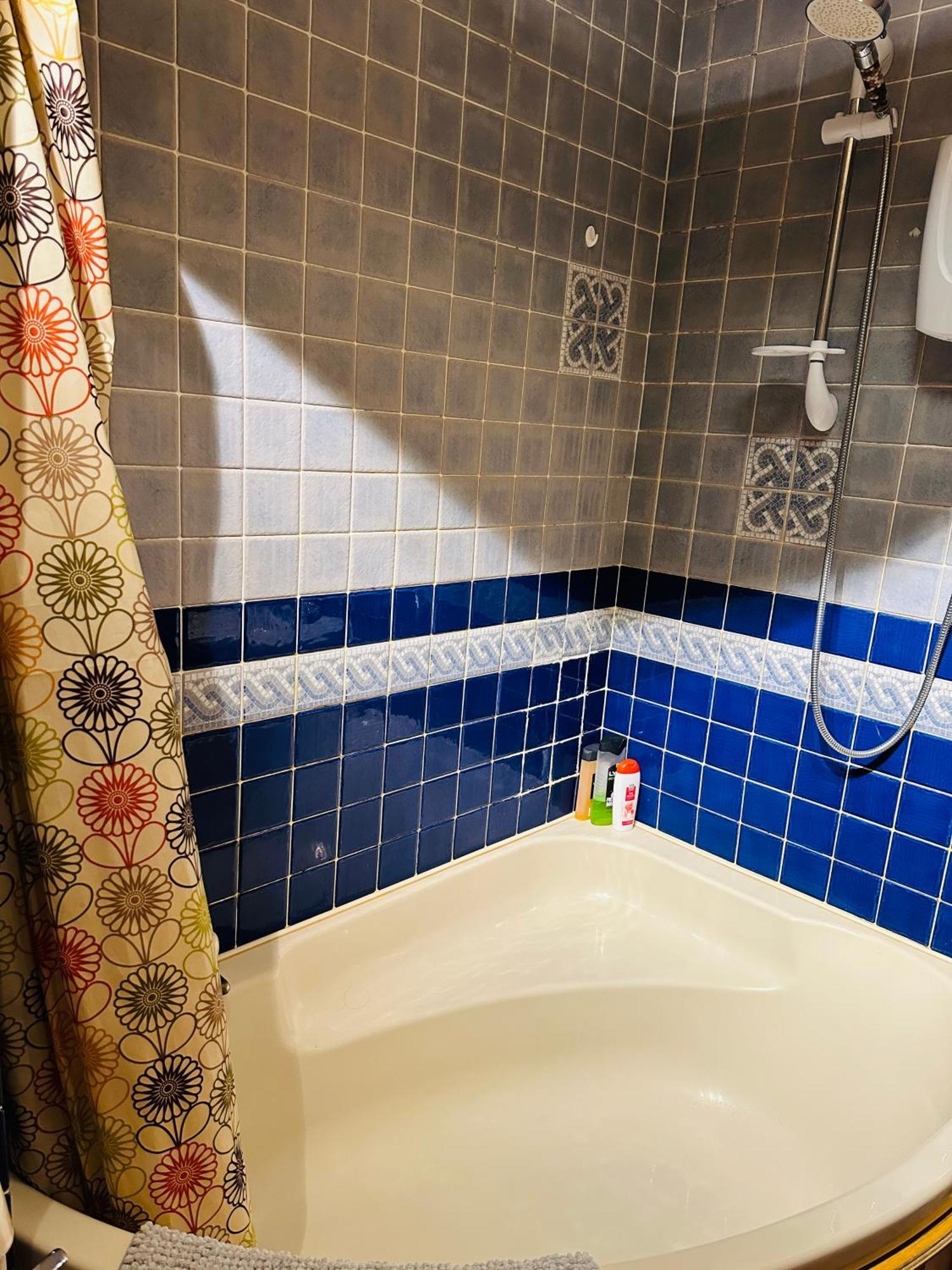 Double Close To Uni & Shopping Center & Free Parking