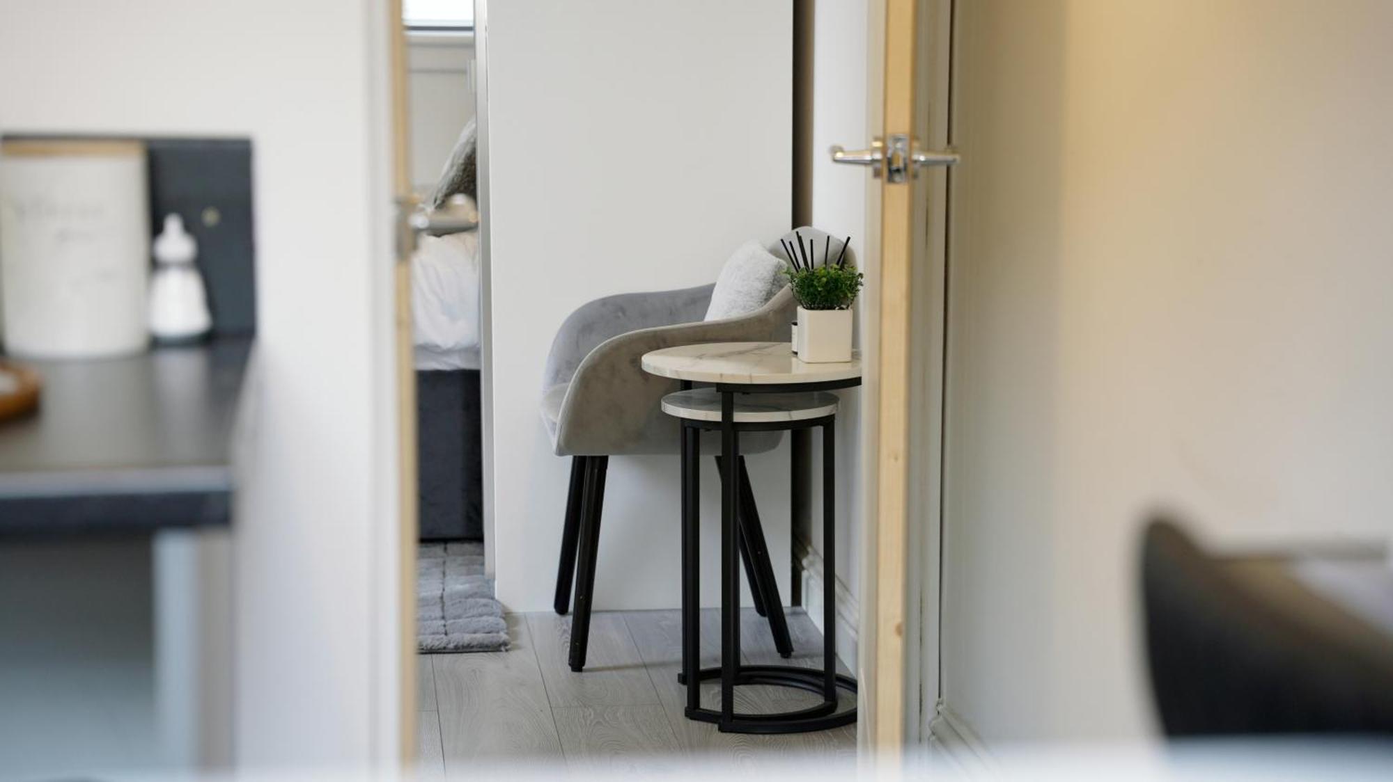 Luxury 2 Guest House, Parking With Ev , Wifi And Netflix Guest house Coventry