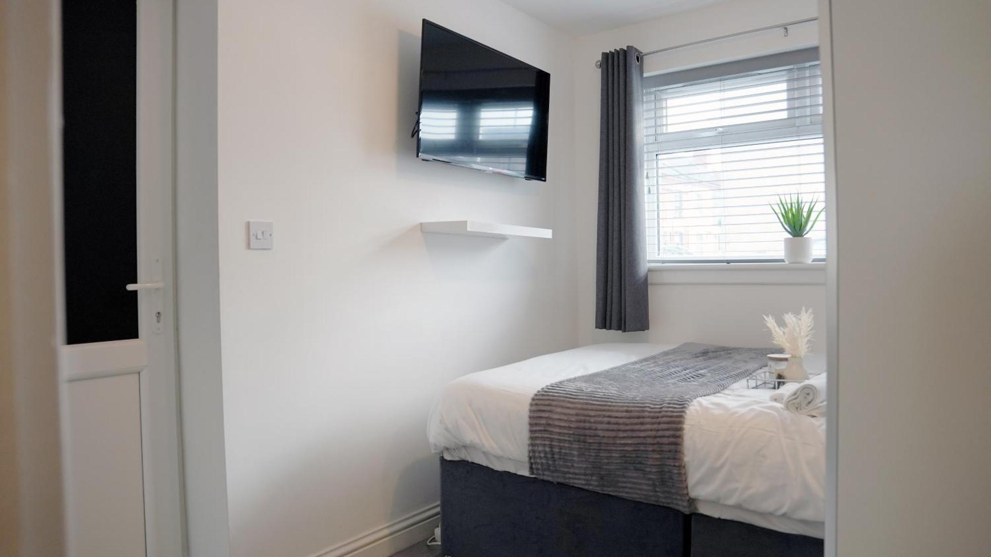 Luxury 2 Guest House, Parking With Ev , Wifi And Netflix * Coventry
