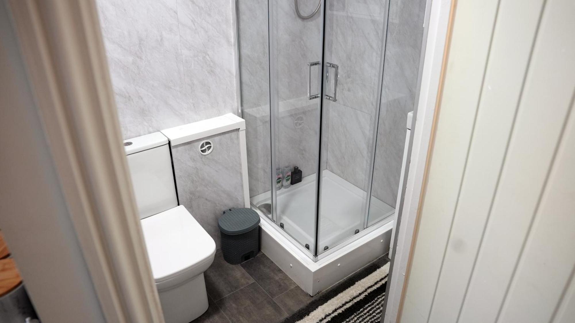 Luxury 2 Guest House, Parking With Ev , Wifi And Netflix *