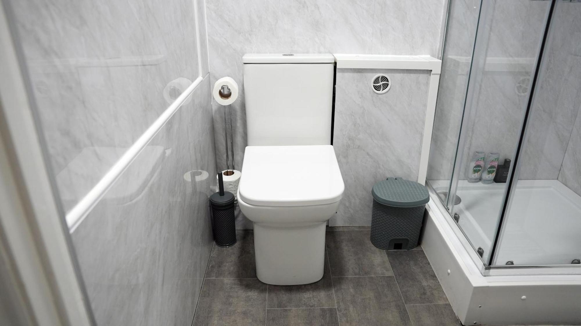 Luxury 2 Guest House, Parking With Ev , Wifi And Netflix Guest house *
