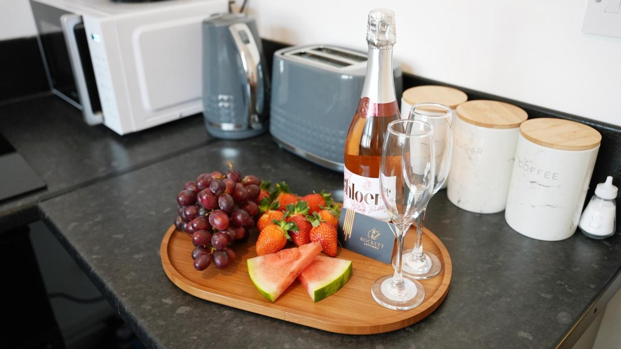 Luxury 2 Guest House, Parking With Ev , Wifi And Netflix