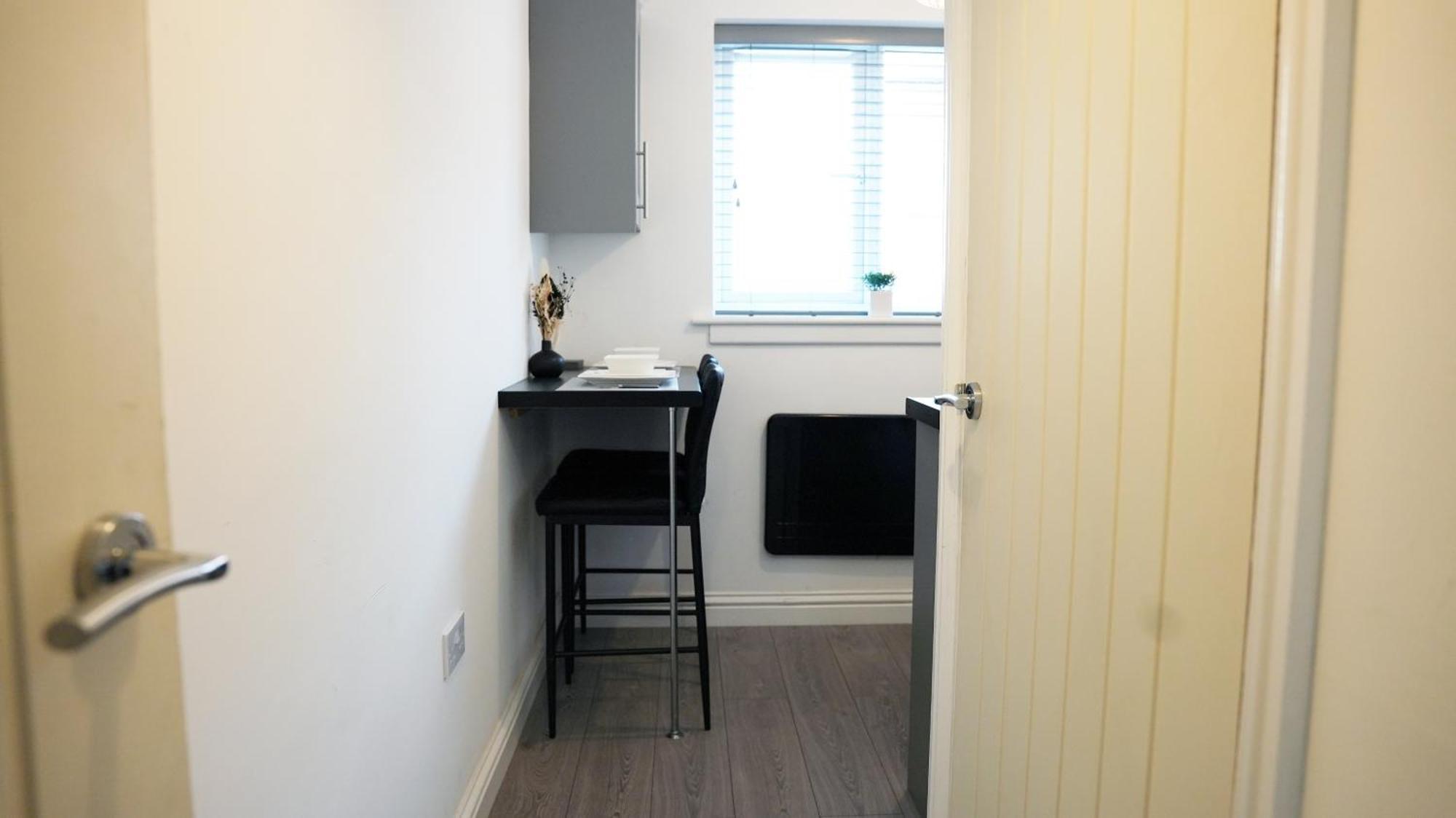 Luxury 2 Guest House, Parking With Ev , Wifi And Netflix Guest house Coventry