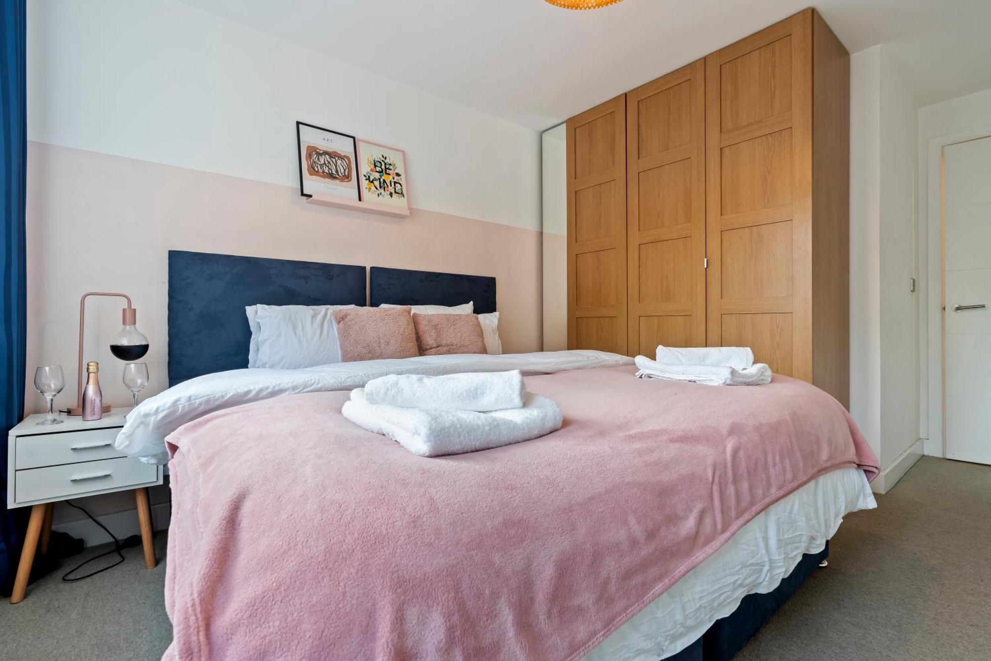 Opk - Stylish Centre 1 Bed Apartment, Near Train Station, Free Parking Netflix, Sleeps 4