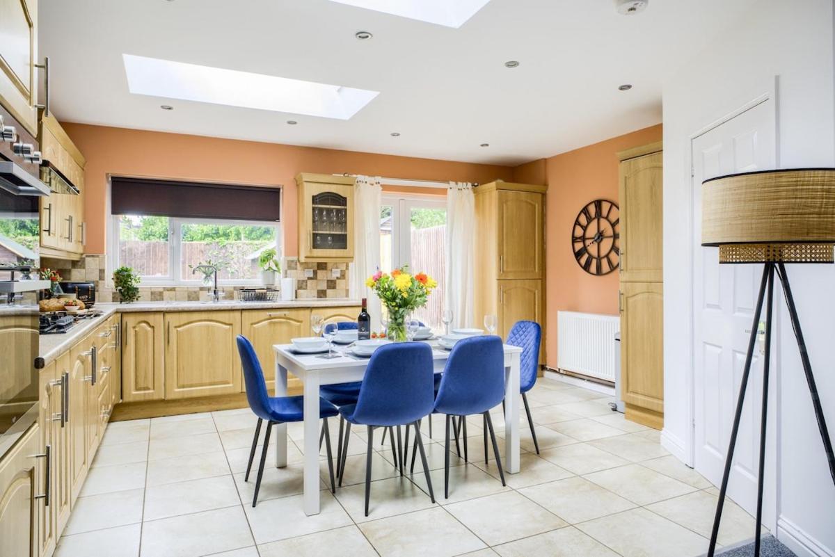 Beautiful House, Sleeps 8 Coventry