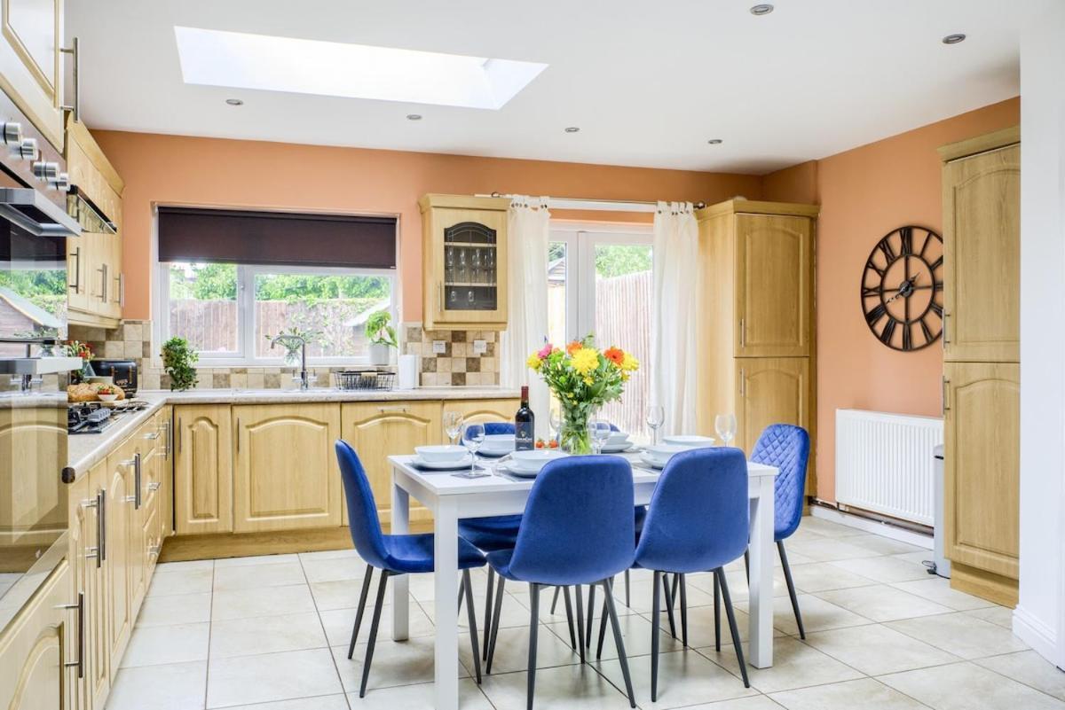 Beautiful House, Sleeps 8 *