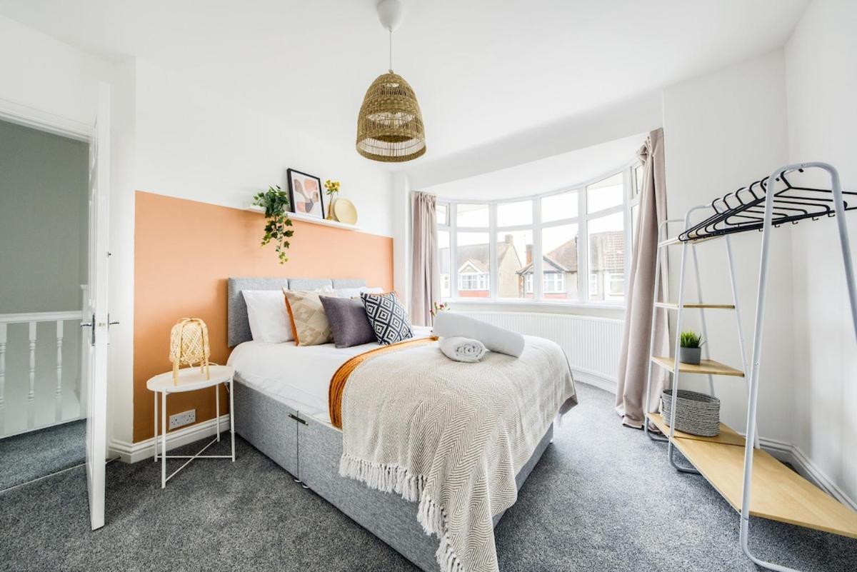 Beautiful House, Sleeps 8 * Coventry