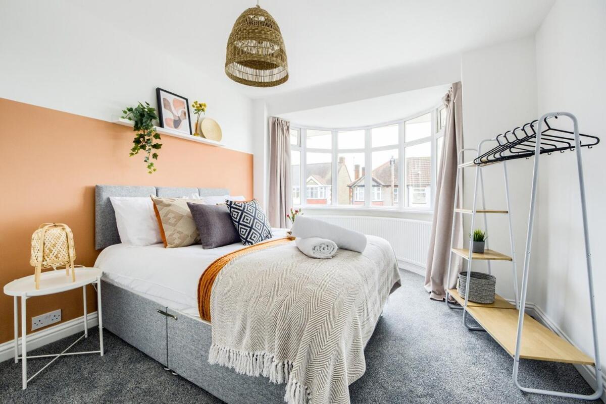 Beautiful House, Sleeps 8 * Coventry