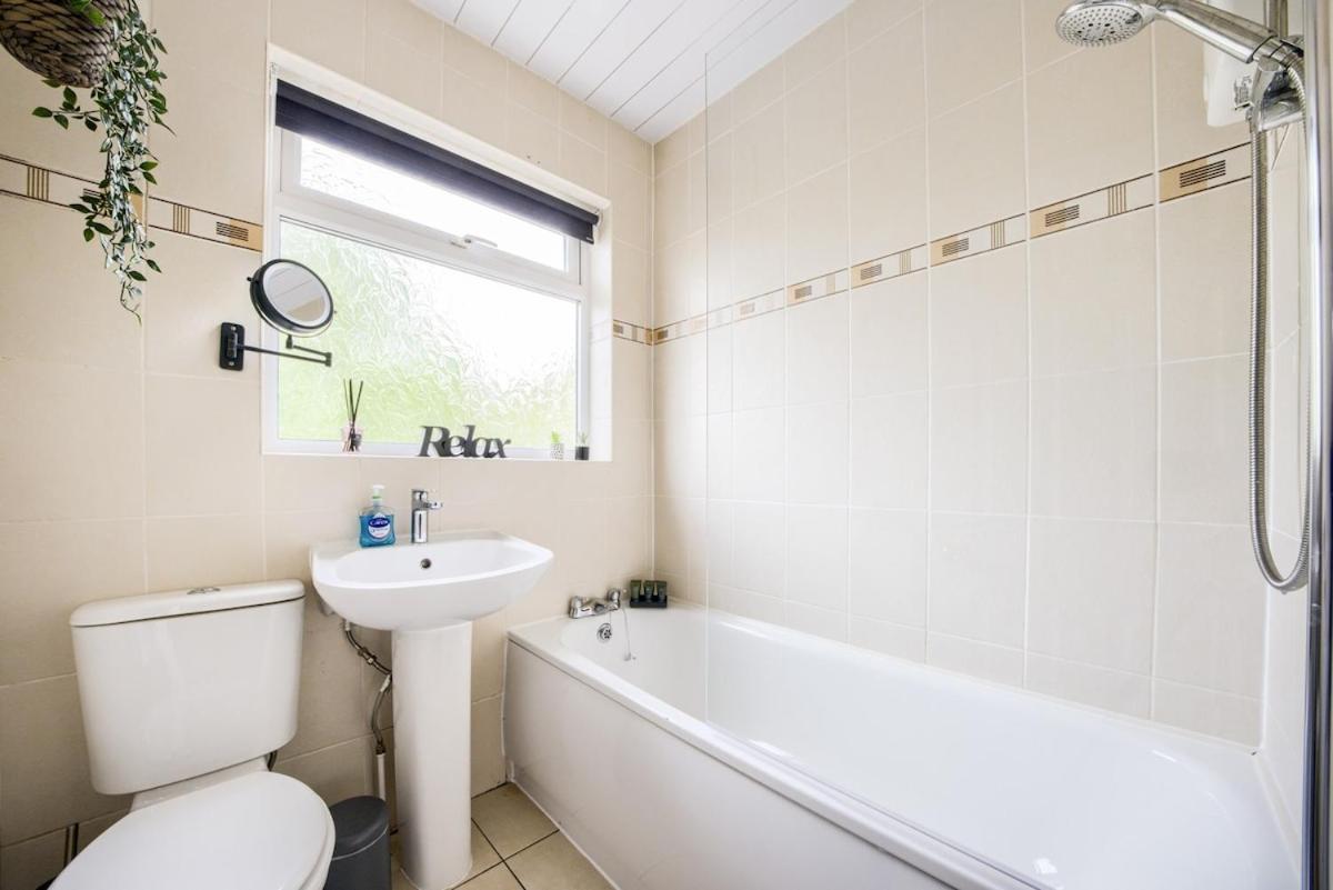 Beautiful House, Sleeps 8 *