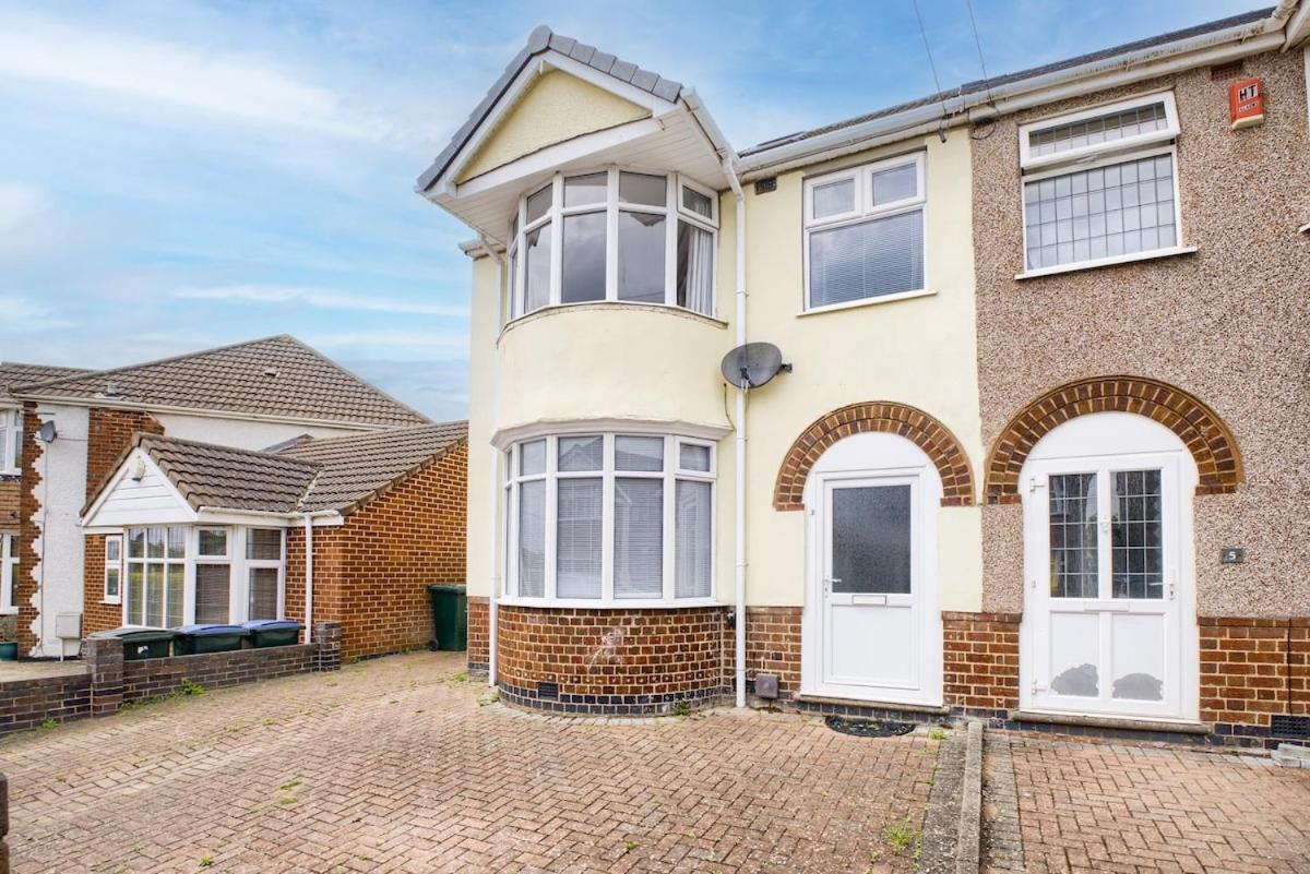 Beautiful House, Sleeps 8 Holiday home Coventry