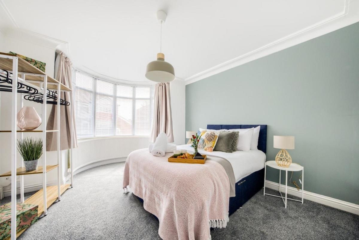 Beautiful House, Sleeps 8 * Coventry