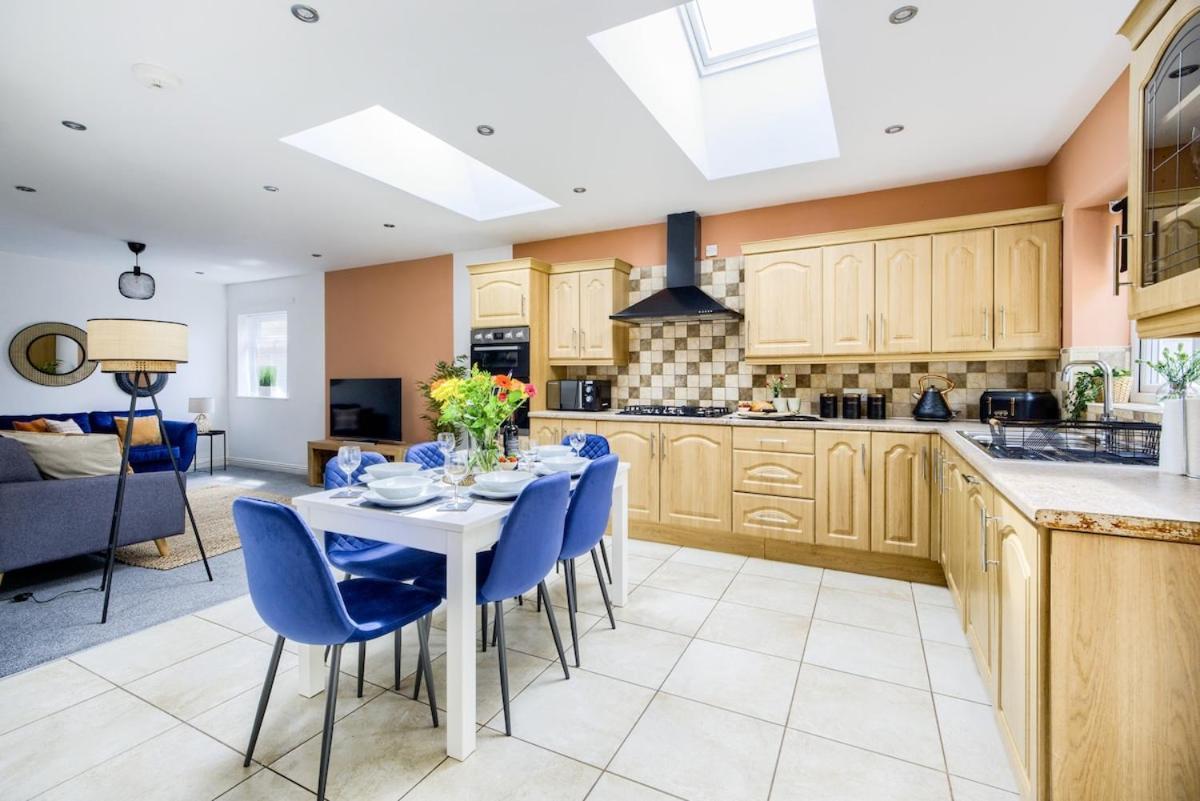 Beautiful House, Sleeps 8 Holiday home Coventry