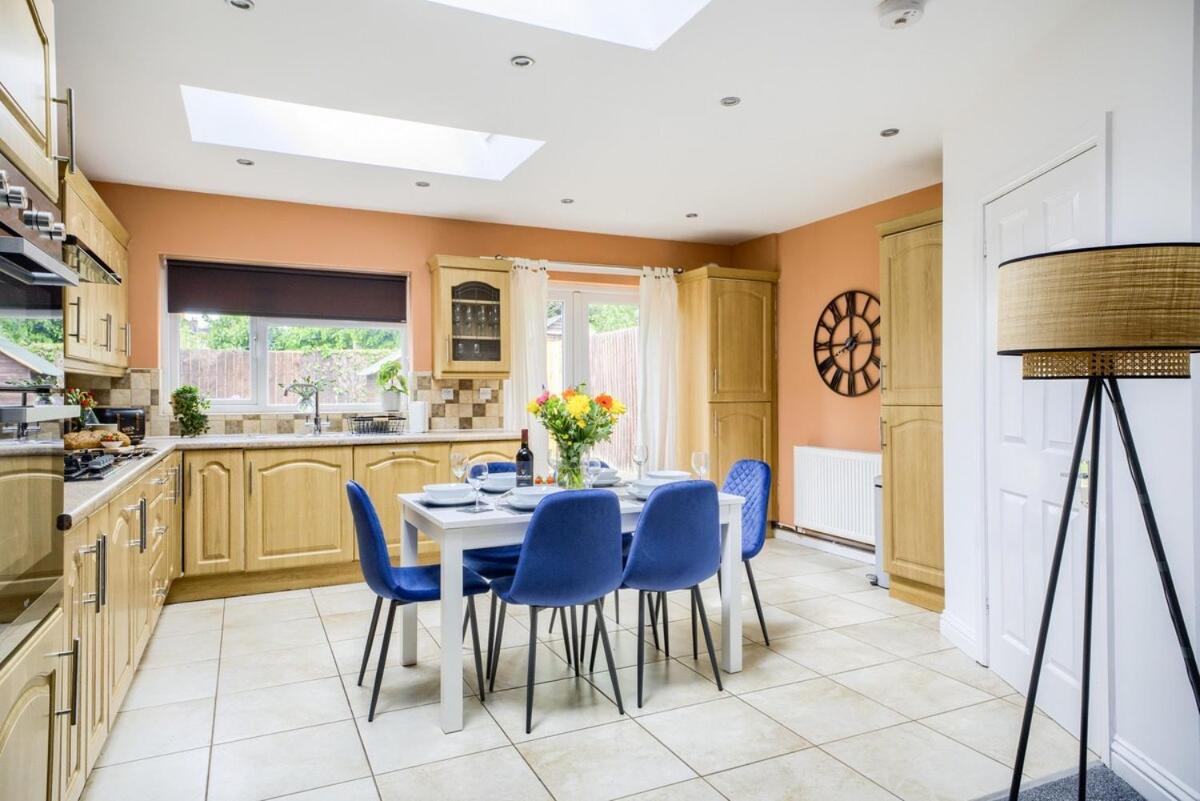 Beautiful House, Sleeps 8 * Coventry