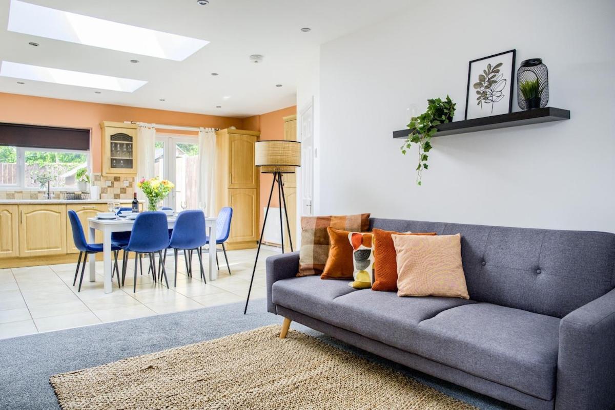 Beautiful House, Sleeps 8 Holiday home Coventry